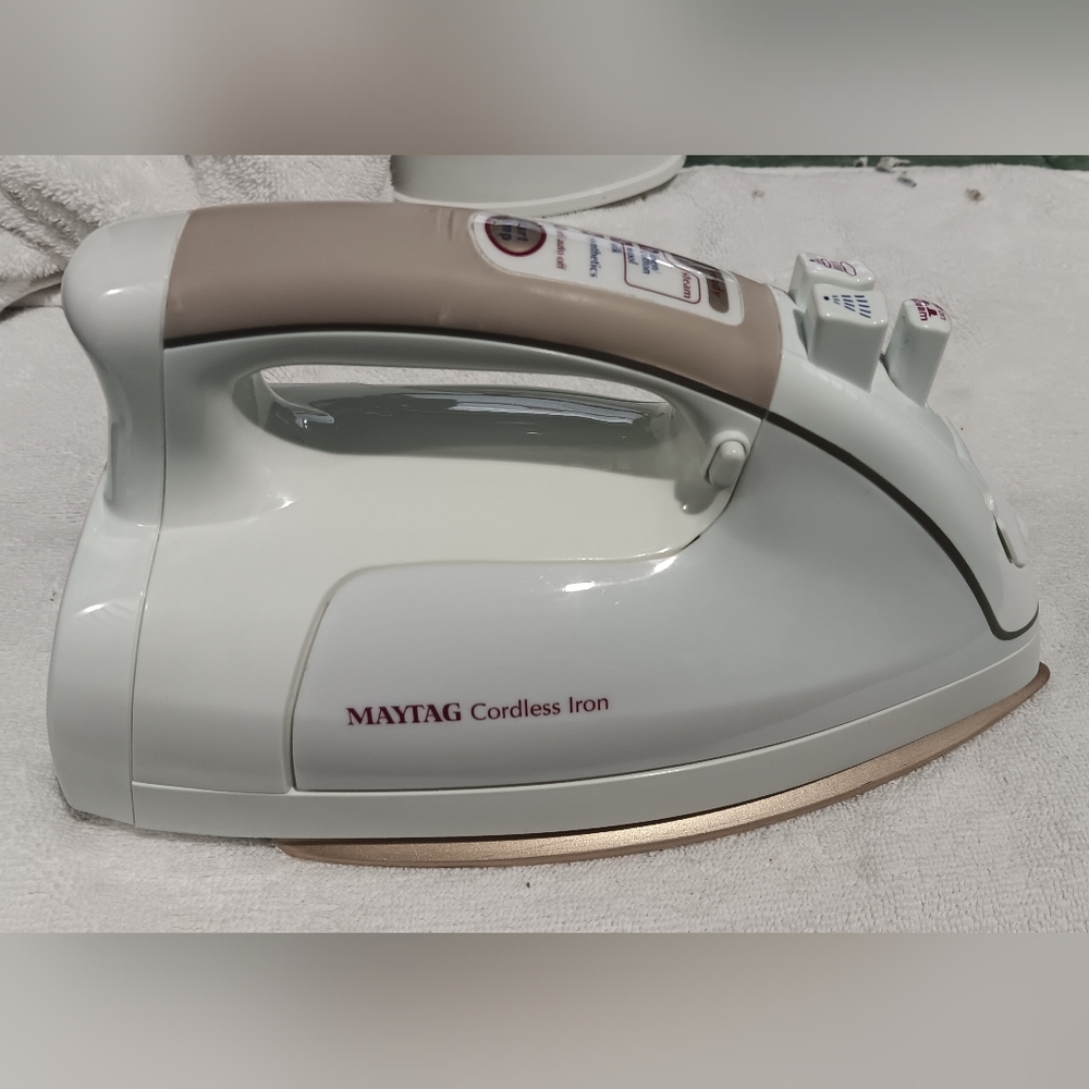 Maytag Cordless Steam Iron Cuff Press ML17500AAW 120 V 60HZ 1440W Tested Works - Picture 3 of 16